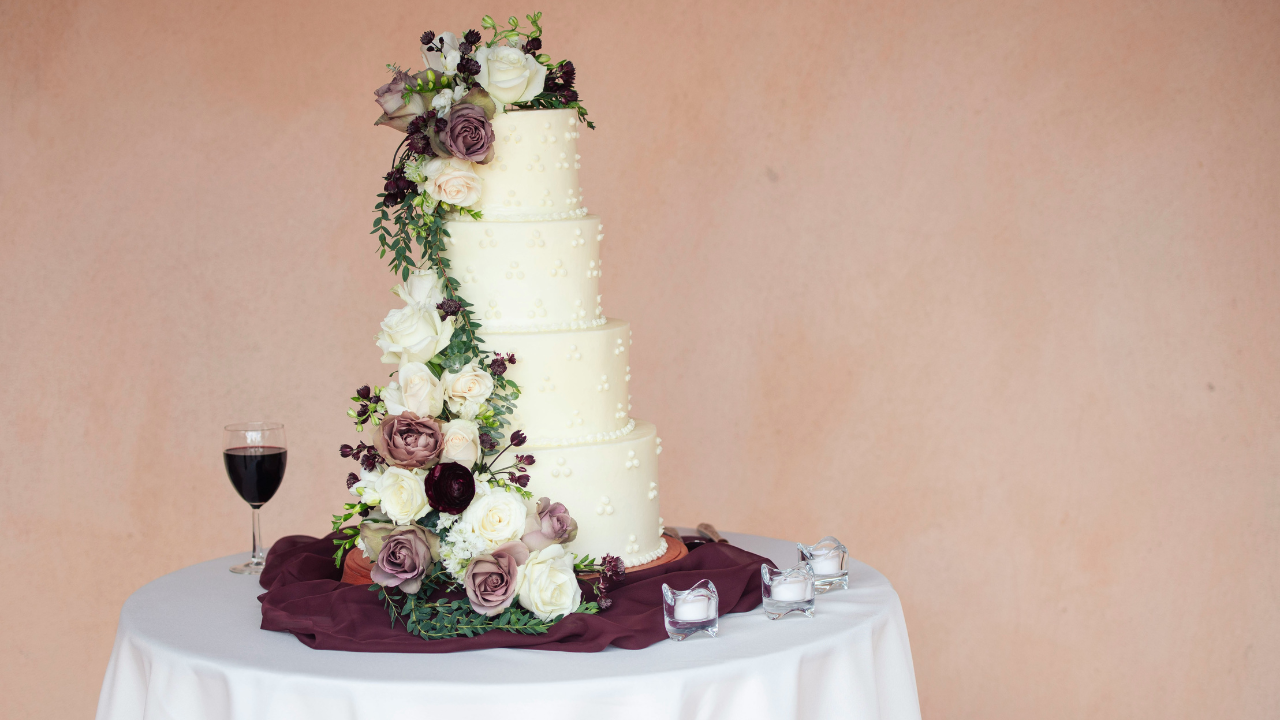 7. Large fruitcakes as the main dessert