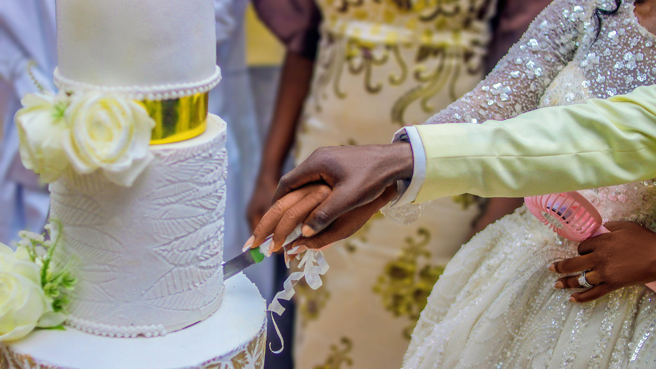 6. Wedding cakes with hidden charms