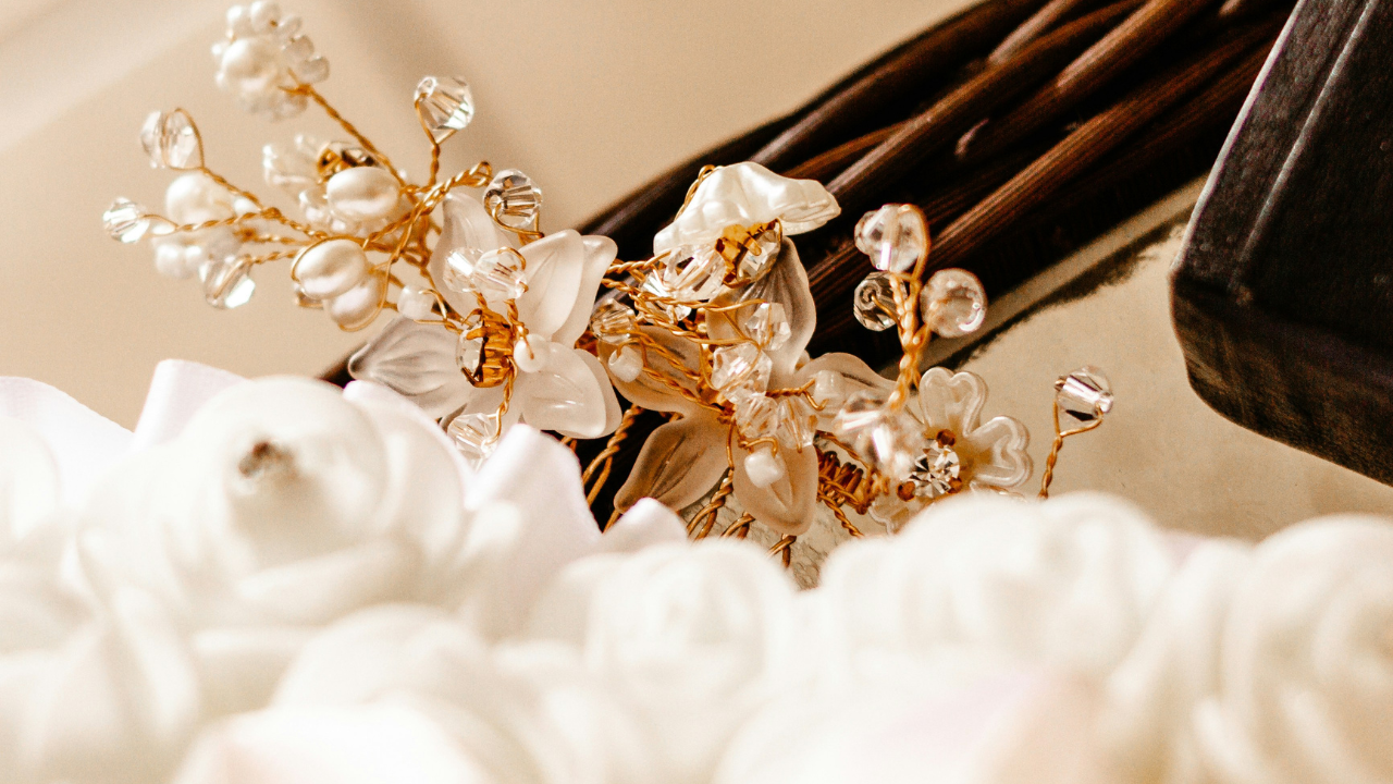 16. Hair pins that match the flowers